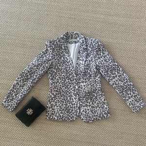 Pretty animal print blazer.